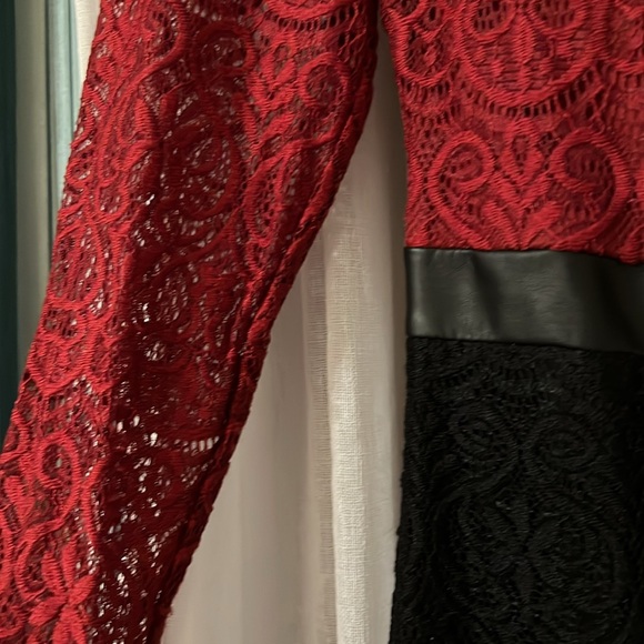 GUESS Women Size 0 Red and Black Floral Lace High Neck Built-In Bra Sheath Dress - Picture 4 of 6
